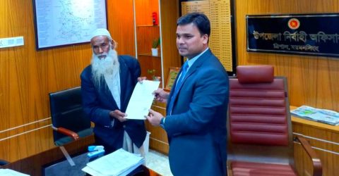 ময়মনসিংহে এমপির মনোনয়ন ফরম জমা দিলেন ভিক্ষুক আবুল মনসুর 