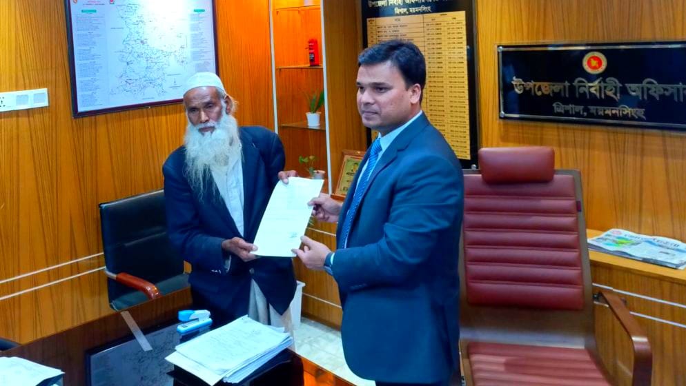 ময়মনসিংহে এমপির মনোনয়ন ফরম জমা দিলেন ভিক্ষুক আবুল মনসুর 