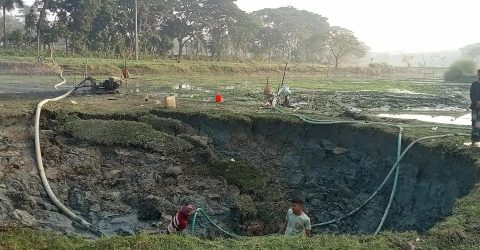 নান্দাইলে কাচামাটিয়া নদী থেকে ড্রেজার দিয়ে অবৈধভাবে মাটি কাটার অভিযোগ। 