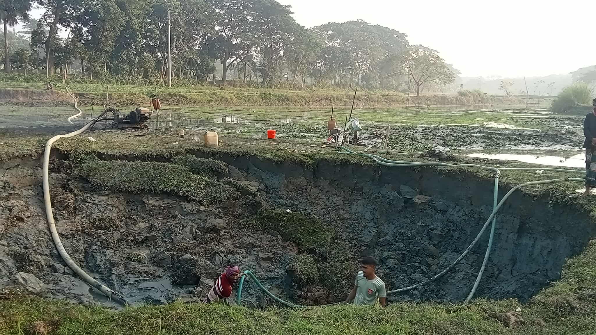 নান্দাইলে কাচামাটিয়া নদী থেকে ড্রেজার দিয়ে অবৈধভাবে মাটি কাটার অভিযোগ। 