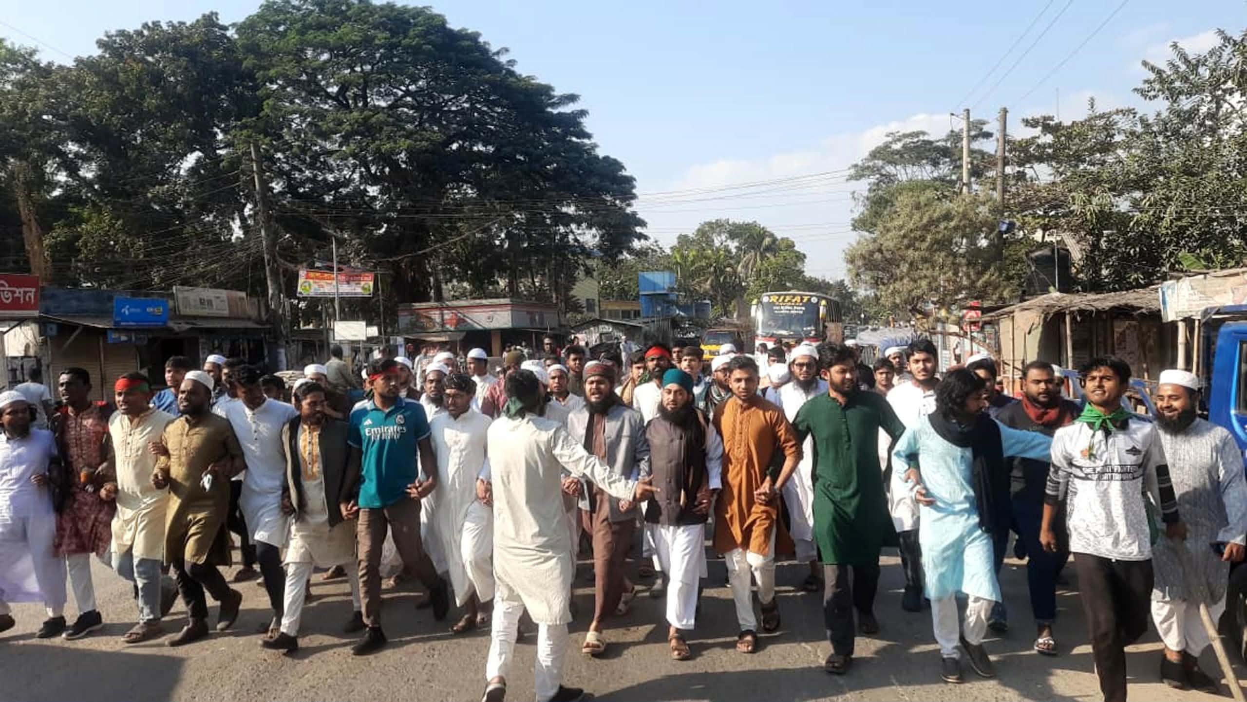 হাদি হত্যাকাণ্ডের বিচার দাবিতে ঈশ্বরগঞ্জে ছাত্র-জনতার বিক্ষোভ