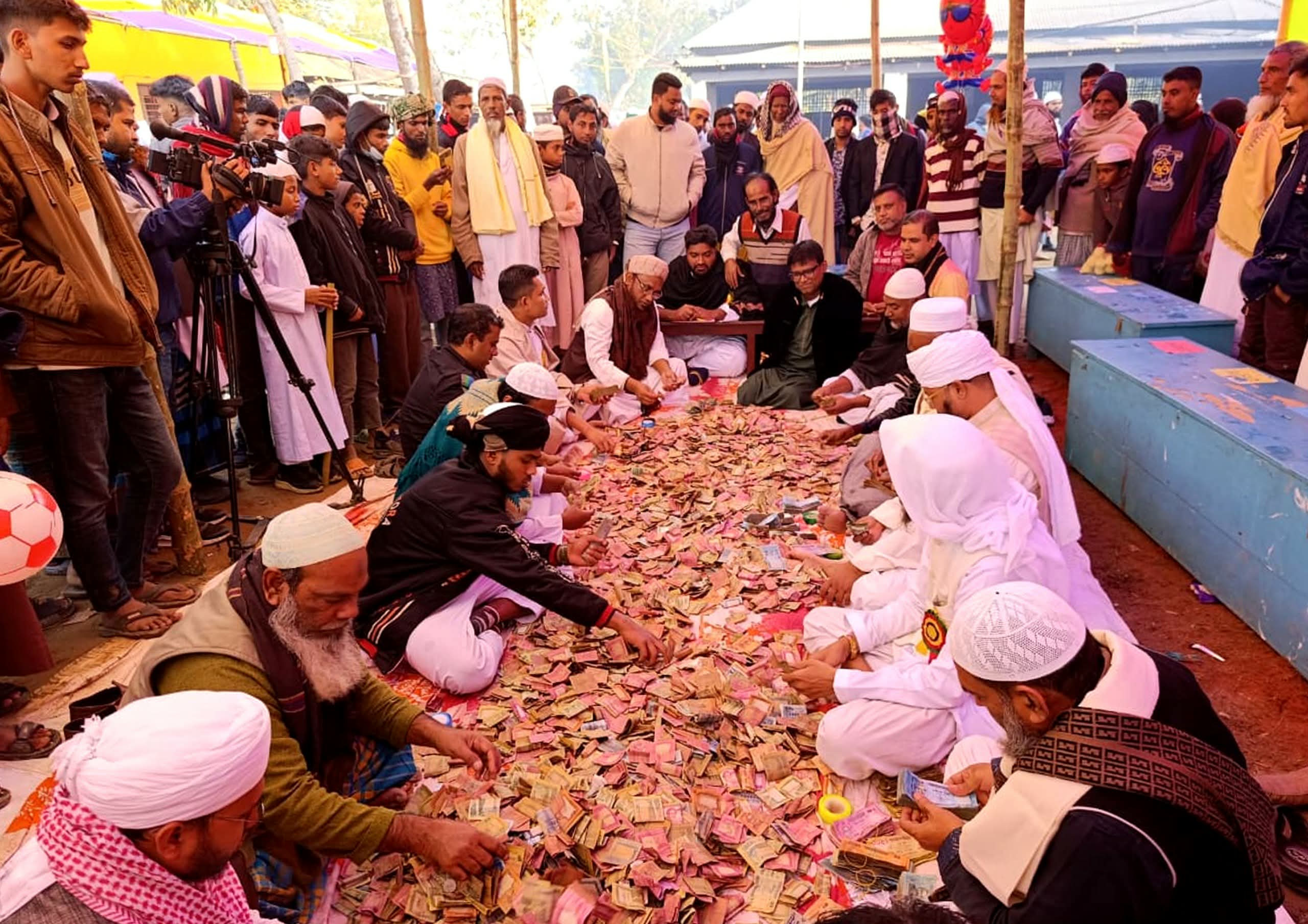 মাদ্রাসার বার্ষিক মাহফিলে একদিনে এক কোটি টাকা দান