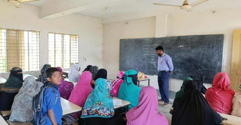 ঈশ্বরগঞ্জে শিক্ষার্থীদের  ক্লাস বন্ধ রেখে প্রাথমিক বিদ্যালয়ে দর্জি প্রশিক্ষণ