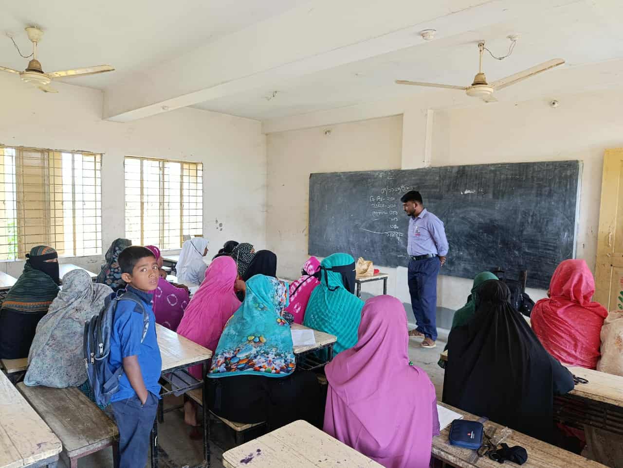 ঈশ্বরগঞ্জে শিক্ষার্থীদের  ক্লাস বন্ধ রেখে প্রাথমিক বিদ্যালয়ে দর্জি প্রশিক্ষণ