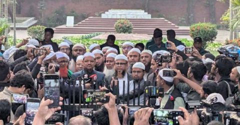 ওসমান হাদির কবরের পাশে পীর সাহেব চরমোনাই।