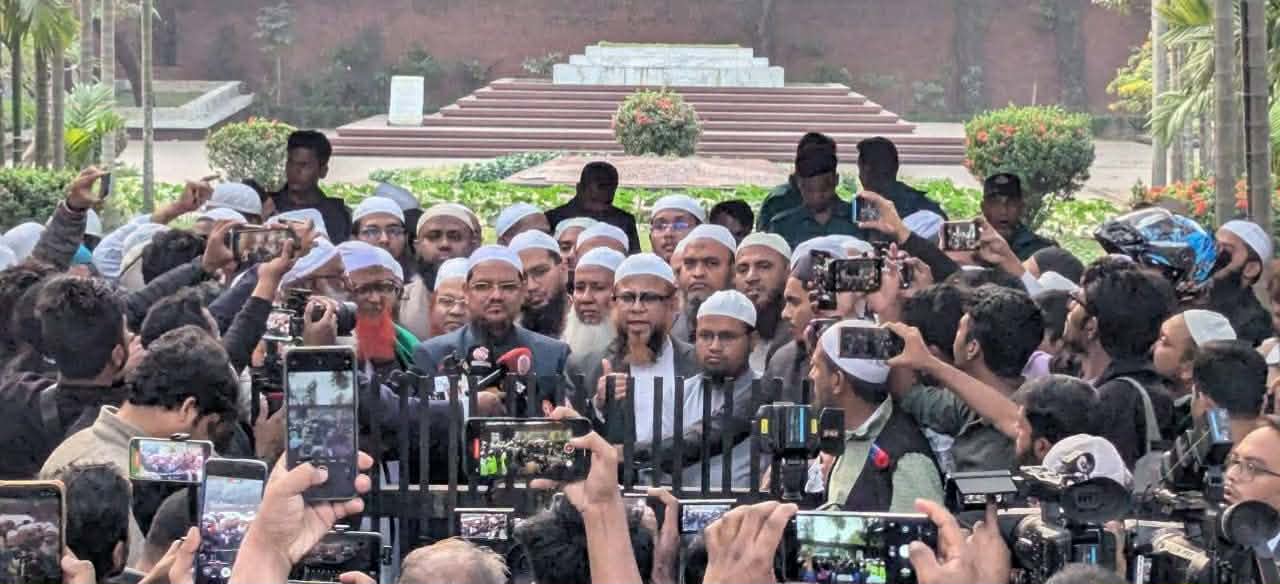 ওসমান হাদির কবরের পাশে পীর সাহেব চরমোনাই।