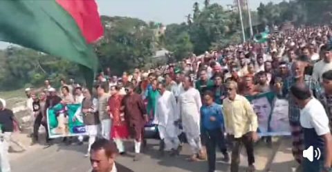 বিজয় দিবসে বিএনপির মনোনয়ন বঞ্চিত ৪ নেতার শহিদ মিনারে পুষ্পস্তবক অর্পণে জনতার ঢল। 