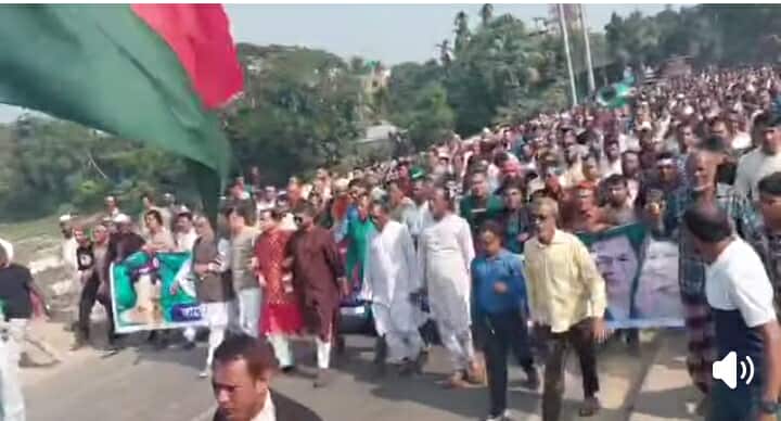 বিজয় দিবসে বিএনপির মনোনয়ন বঞ্চিত ৪ নেতার শহিদ মিনারে পুষ্পস্তবক অর্পণে জনতার ঢল। 