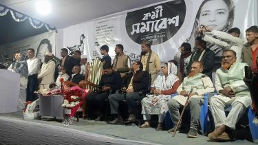 নান্দাইলে গনজোয়ারে ভাসছে হাঁস। 