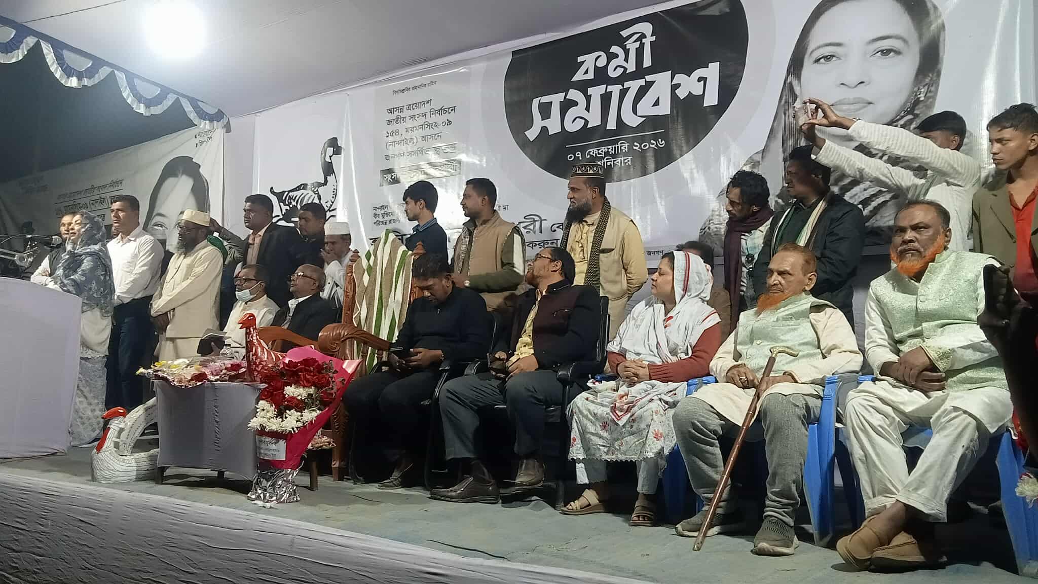 নান্দাইলে গনজোয়ারে ভাসছে হাঁস। 