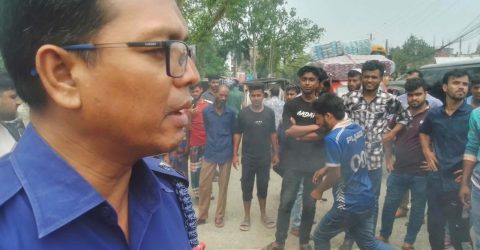 ফুয়েল কার্ড জটিলতায় পেট্রোল ও অকটেনের দাবিতে ঈশ্বরগঞ্জে মহাসড়ক অবরোধ