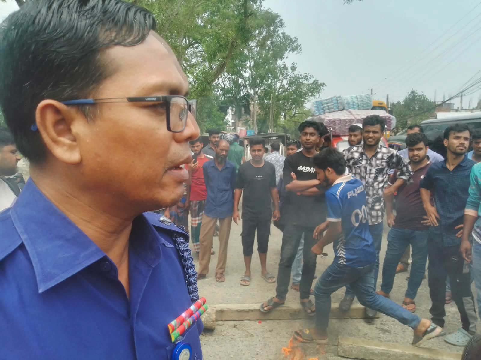 ফুয়েল কার্ড জটিলতায় পেট্রোল ও অকটেনের দাবিতে ঈশ্বরগঞ্জে মহাসড়ক অবরোধ