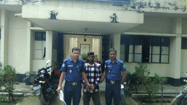 যাদুকাটা নদীতে পুলিশের সাঁড়াশি অভিযান: বালু ও নৌকাসহ গ্রেফতার ১