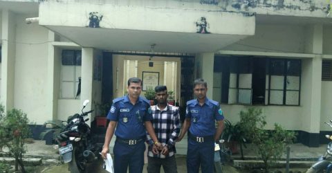 যাদুকাটা নদীতে পুলিশের সাঁড়াশি অভিযান: বালু ও নৌকাসহ গ্রেফতার ১