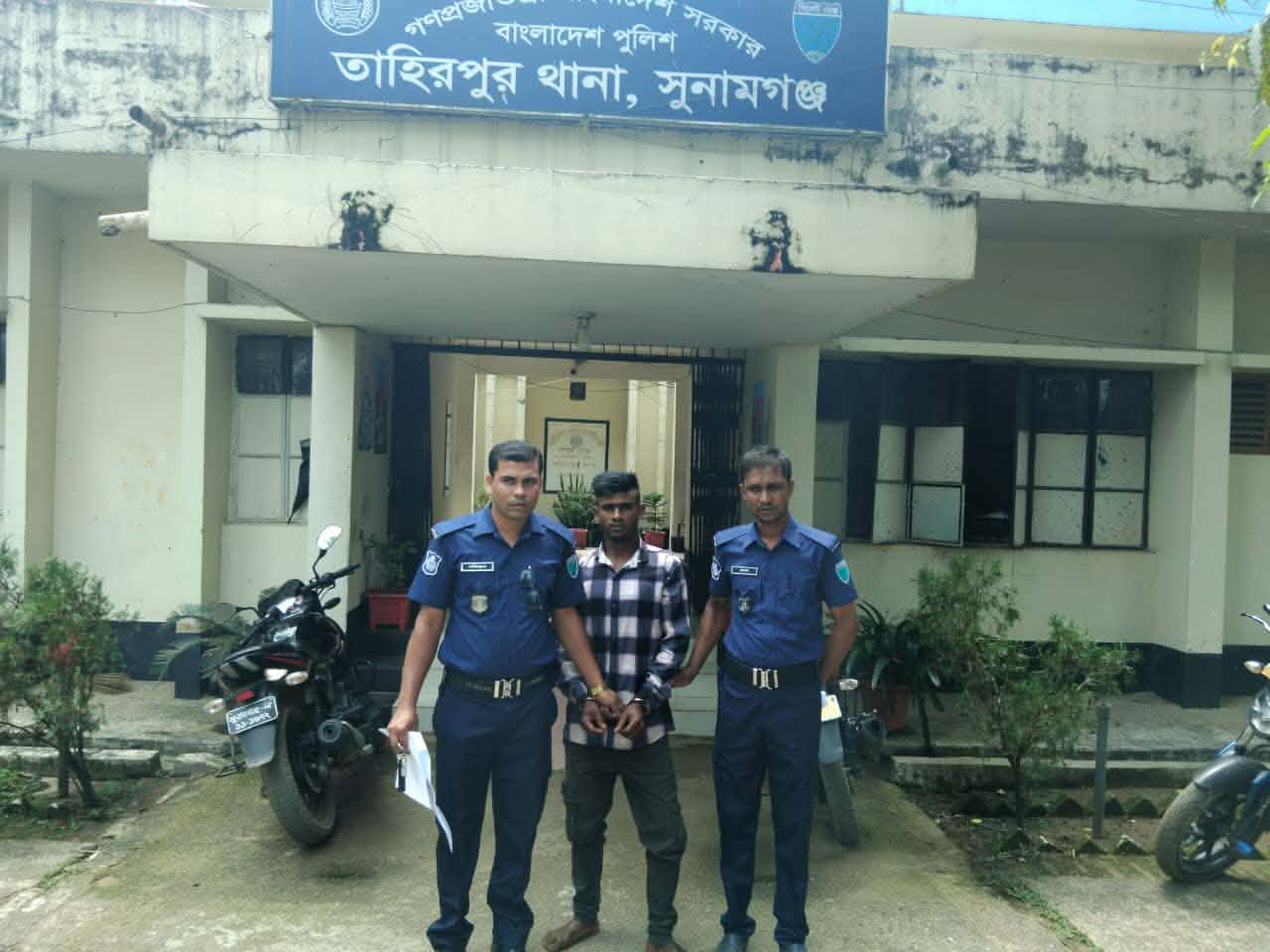 যাদুকাটা নদীতে পুলিশের সাঁড়াশি অভিযান: বালু ও নৌকাসহ গ্রেফতার ১