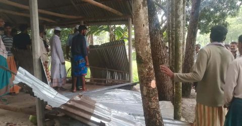ঈশ্বরগঞ্জে চোরের উৎপাতে অতিষ্ঠ হয়ে বাড়িঘর ভাঙচুর করল এলাকাবাসী 