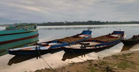 যাদুকাটার তীর কেটে বালু লুট: ট্রলার জব্দ, ৮ জনের বিরুদ্ধে মামলা