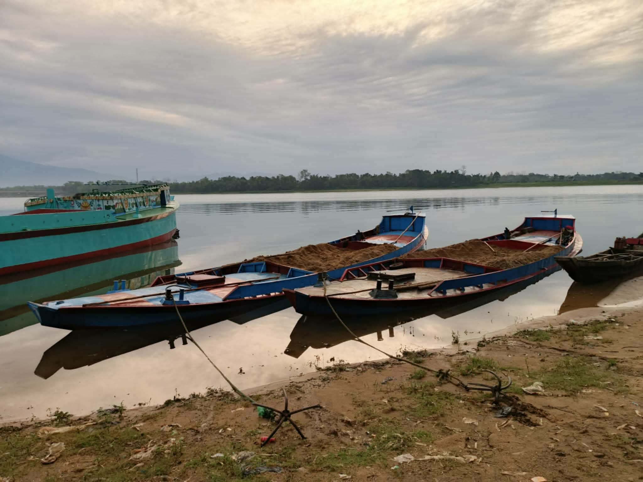 যাদুকাটার তীর কেটে বালু লুট: ট্রলার জব্দ, ৮ জনের বিরুদ্ধে মামলা