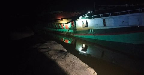 তাহিরপুরে মোবাইল কোর্টের বড় অভিযান: ড্রেজার অকেজো, বড় বাল্কহেড জব্দ