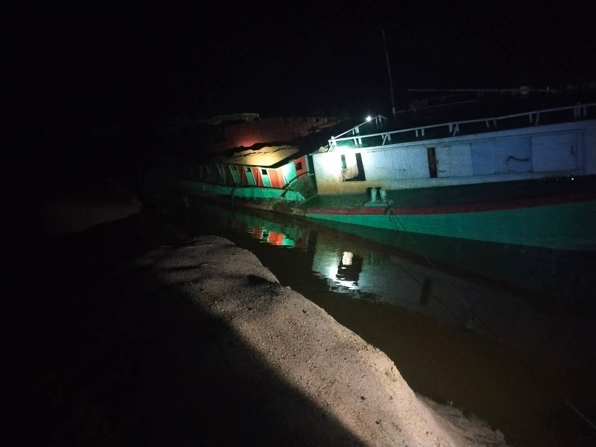 তাহিরপুরে মোবাইল কোর্টের বড় অভিযান: ড্রেজার অকেজো, বড় বাল্কহেড জব্দ