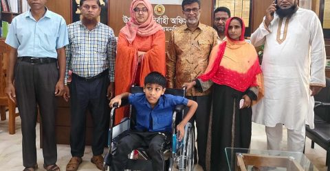 একটি হুইল চেয়ার বদলে দিল মুফিদুল্লাহর শিক্ষাজীবনের গল্প