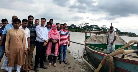ঈশ্বরগঞ্জে মোবাইল কোর্টে জব্দকৃত দুই বালুভর্তি ট্রলার ছিনতাই
