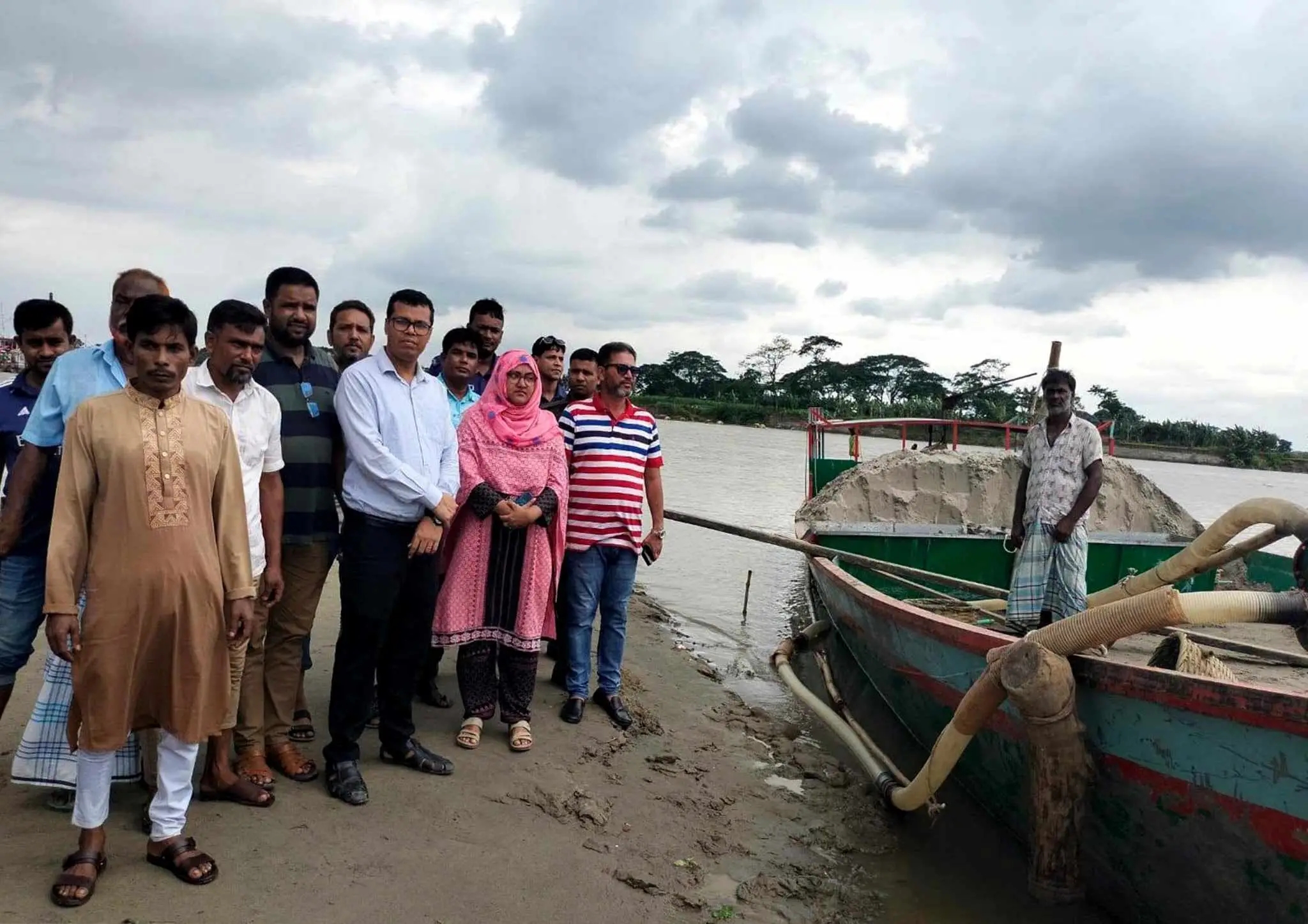 ঈশ্বরগঞ্জে মোবাইল কোর্টে জব্দকৃত দুই বালুভর্তি ট্রলার ছিনতাই
