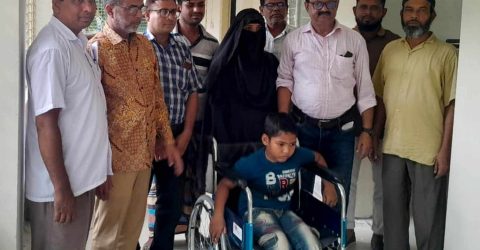 উপজেলা শিক্ষা কর্মকর্তার উদ্যোগে হুইলচেয়ার পেল শিক্ষার্থী মেহেদী