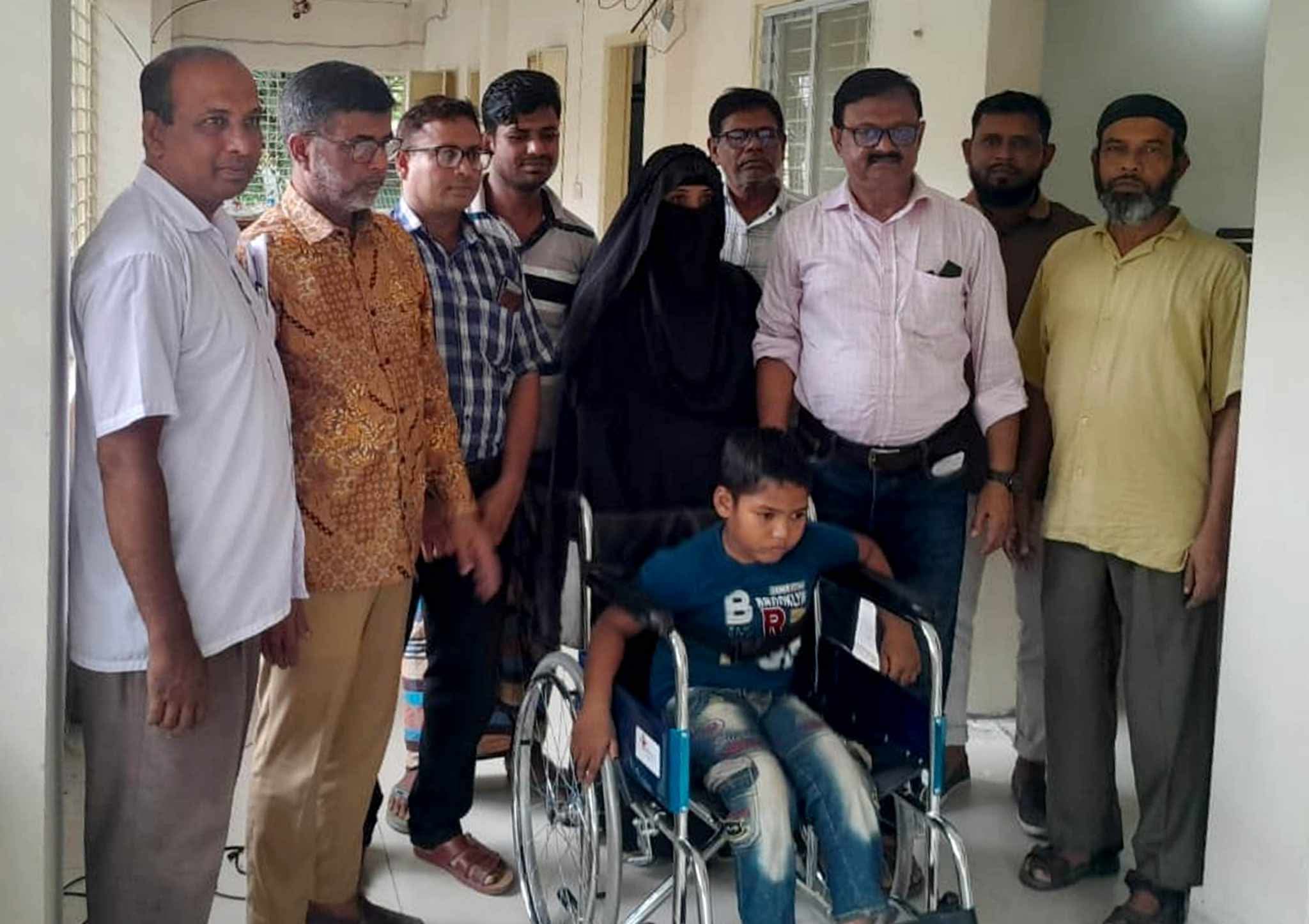 উপজেলা শিক্ষা কর্মকর্তার উদ্যোগে হুইলচেয়ার পেল শিক্ষার্থী মেহেদী
