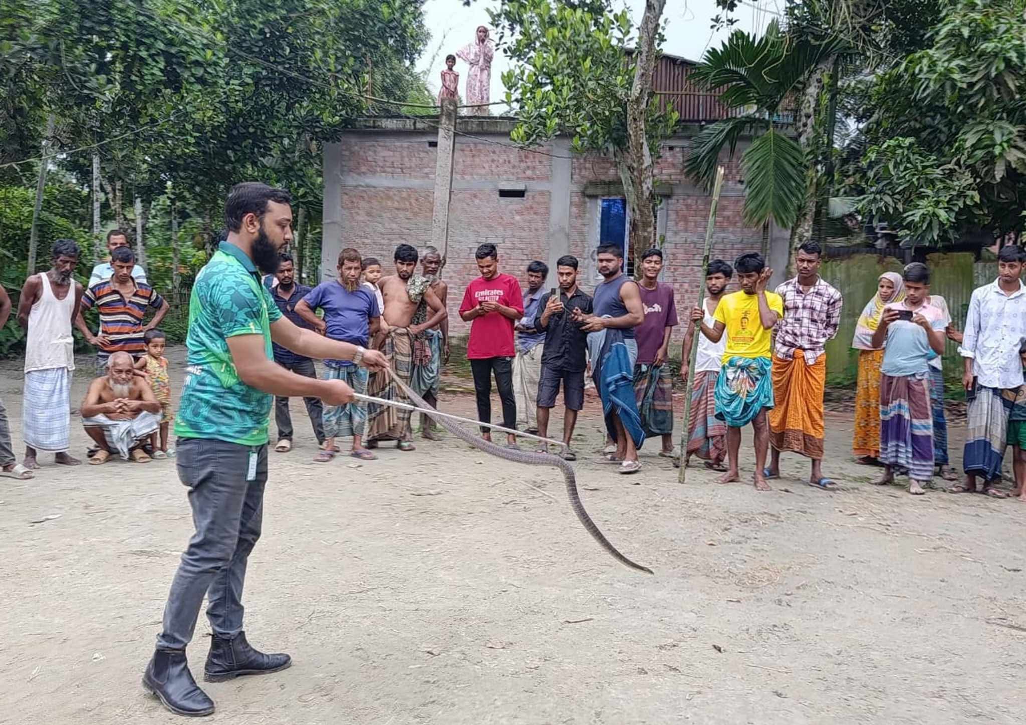 ঈশ্বরগঞ্জে দাঁড়াশ ভেবে ধরা হয়েছিল দক্ষিণ এশিয়ার অন্যতম বিষধর সাপ