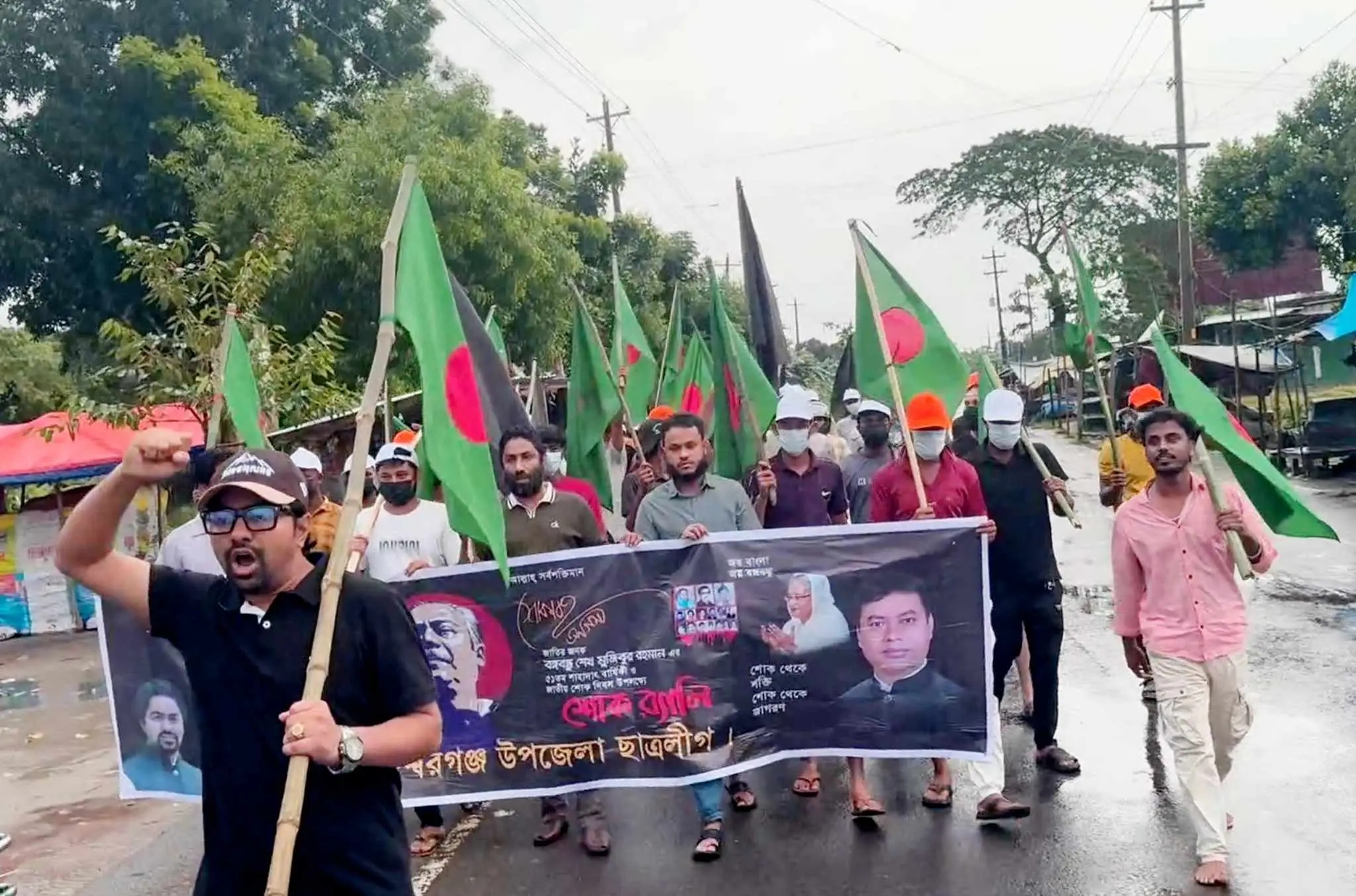 ঈশ্বরগঞ্জে নিষিদ্ধ ঘোষিত ছাত্রলীগের বিক্ষোভ মিছিল ও সমাবেশ