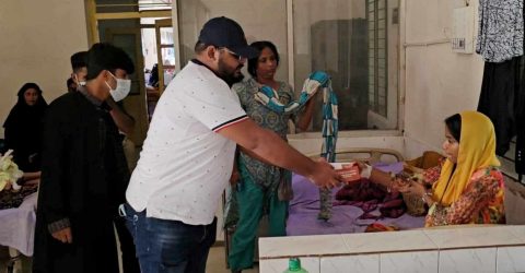 ঈশ্বরগঞ্জ উপজেলা স্বাস্থ্য কমপ্লেক্সে নিষিদ্ধ ছাত্রলীগ নেতার খাবার বিতরণ