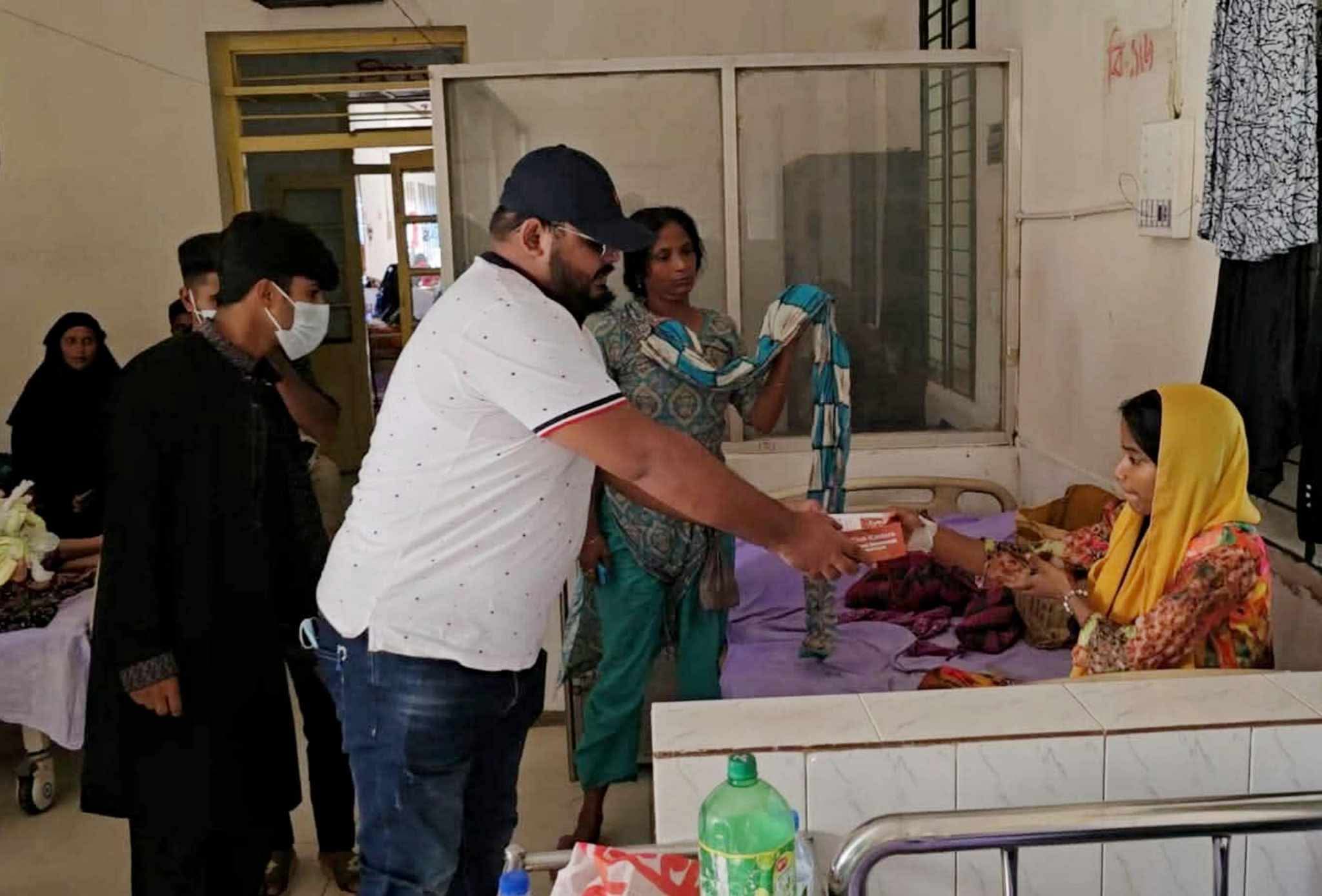 ঈশ্বরগঞ্জ উপজেলা স্বাস্থ্য কমপ্লেক্সে নিষিদ্ধ ছাত্রলীগ নেতার খাবার বিতরণ