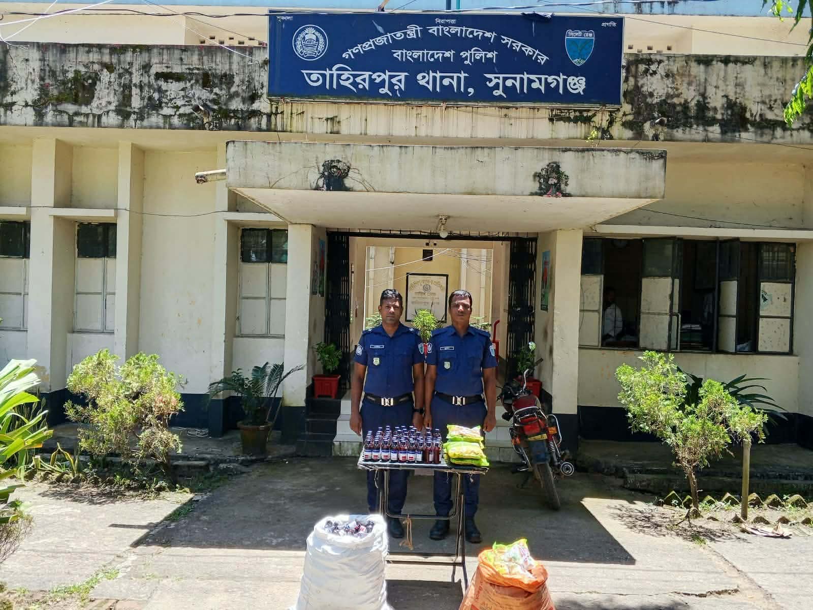তাহিরপুরে পলাতক আসামির বসতঘর থেকে ৯ লাখ ৪২ হাজার টাকার ভারতীয় পণ্য উদ্ধার