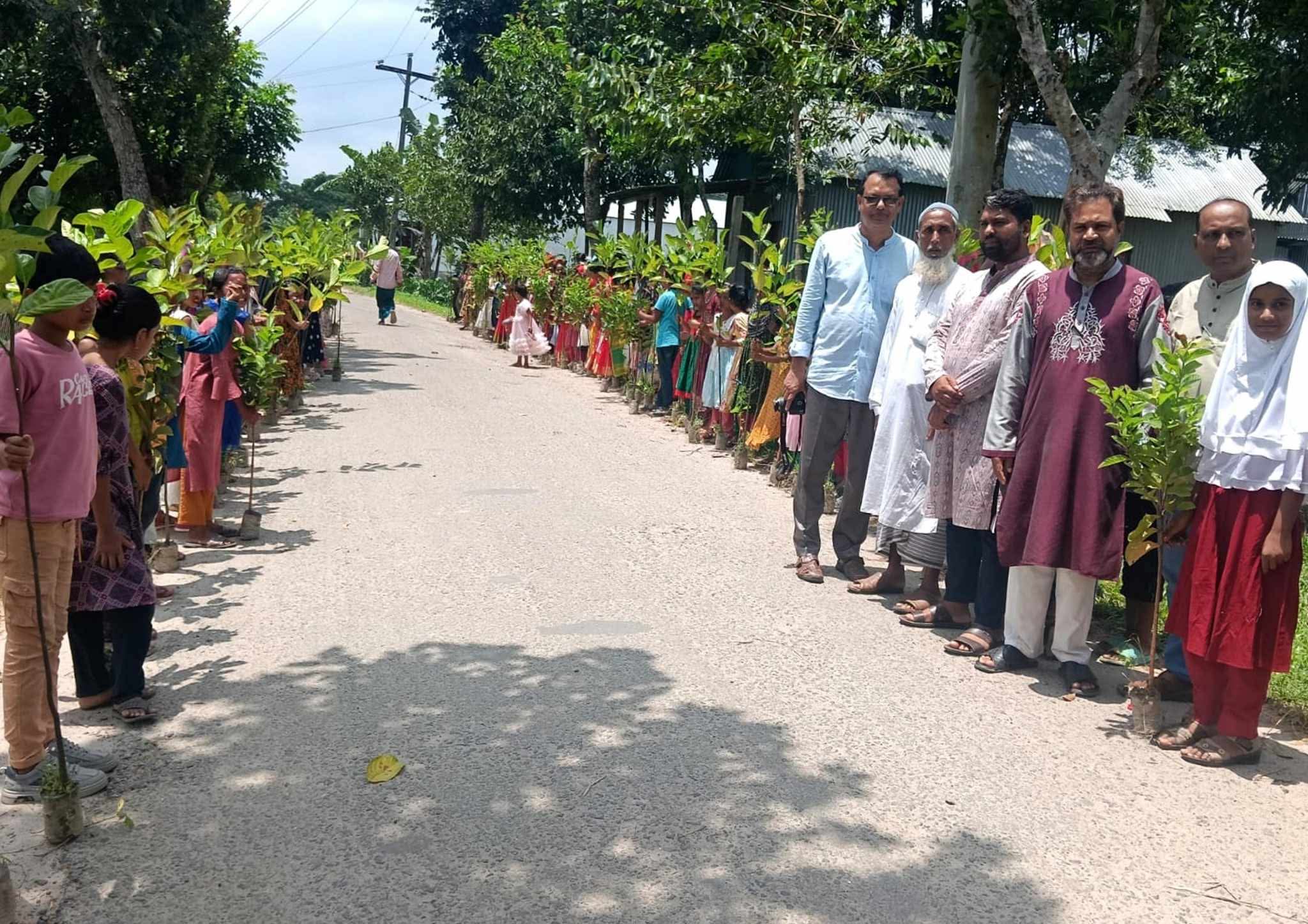 ঈশ্বরগঞ্জে শিক্ষার্থীর মাঝে ফলদ গাছের চারা বিতরণ