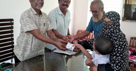 ঈশ্বরগঞ্জে শিক্ষার্থীদের মাঝে শ্রবণ উপকরণ ও নগদ অর্থ বিতরণ