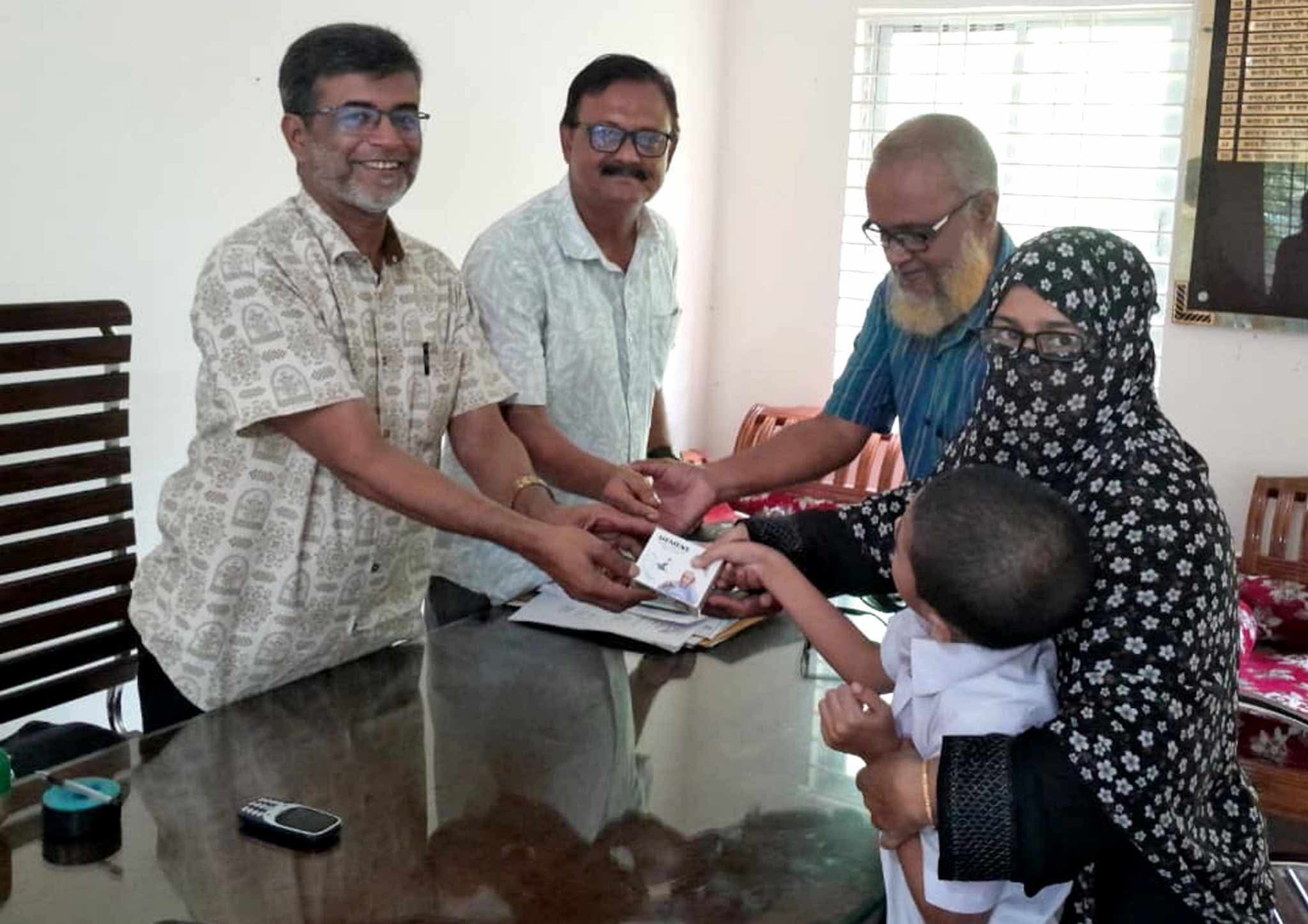 ঈশ্বরগঞ্জে শিক্ষার্থীদের মাঝে শ্রবণ উপকরণ ও নগদ অর্থ বিতরণ