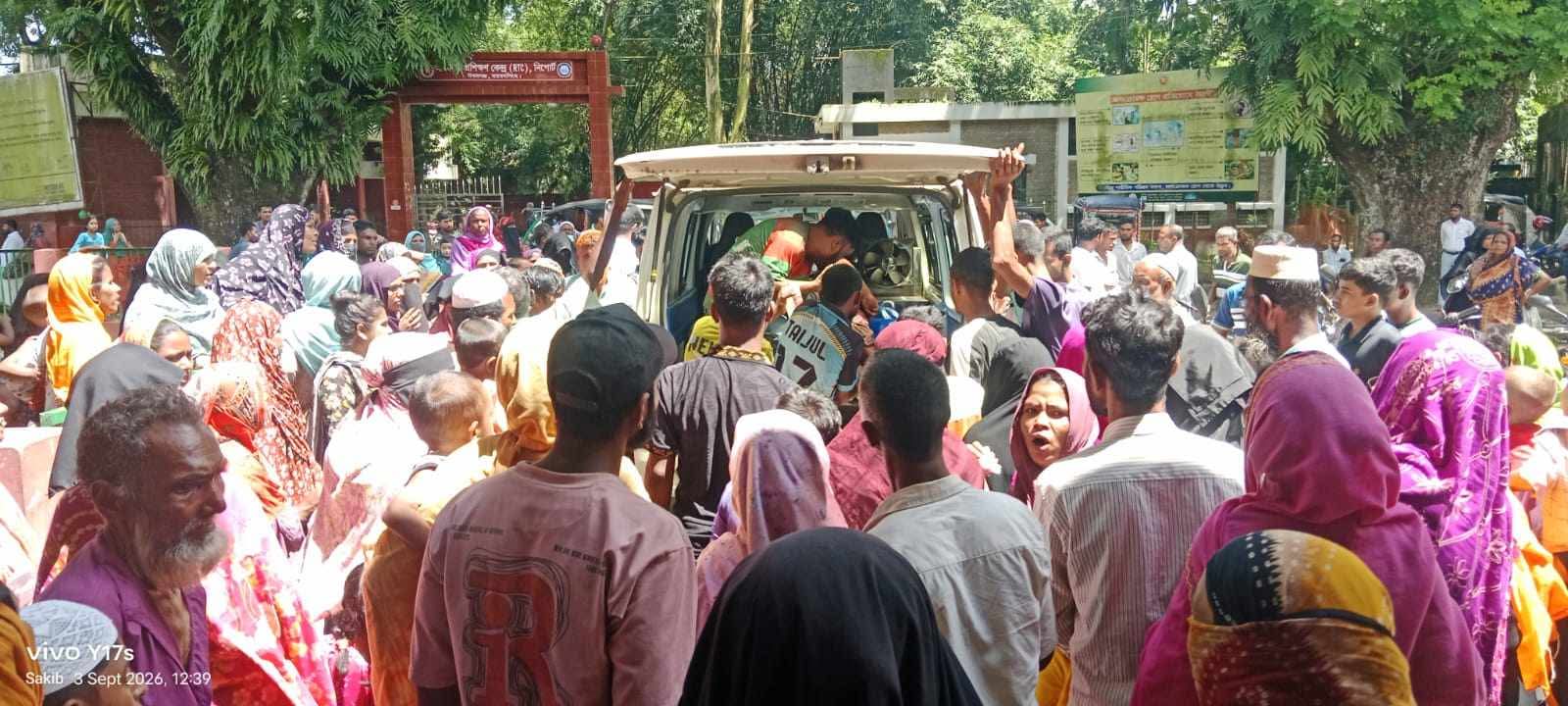 ঈশ্বরগঞ্জে গাছের ডুমের নিচে চাপা পড়ে গুরুতর আহত ১৫ বছরের কিশোর। 
